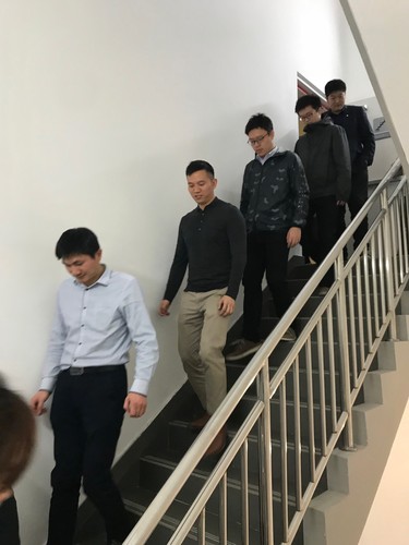 各部门消防安全兼职人员正在下楼逃生 各部门消防安全兼职人员正在下楼逃生