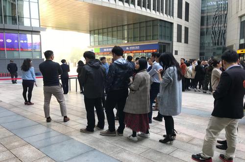 消防安全兼职人员有秩序的等待演习 消防安全兼职人员有秩序的等待演习