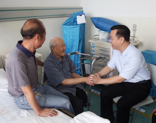 探望老英雄张富清