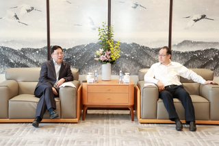 中国太保董事长孔庆伟会见来访的中国国新董事长周渝波一行2 中国太保董事长孔庆伟会见来访的中国国新董事长周渝波一行2